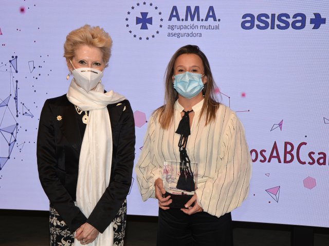 Pilar Fernández, vicepresidente del CGE, con la ganadora del premio a la Mejor iniciativa enfermera, Inmaculada Minguez, enfermera de UCI del hospital Miguel Servet (Zaragoza)